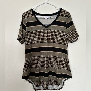 Small Lularoe Iris tee.